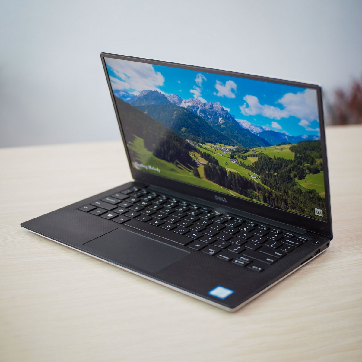 Hình ảnh laptop xách tay dell xps 13 9350 mỏng nhẹ mạnh mẽ và đẳng cấp