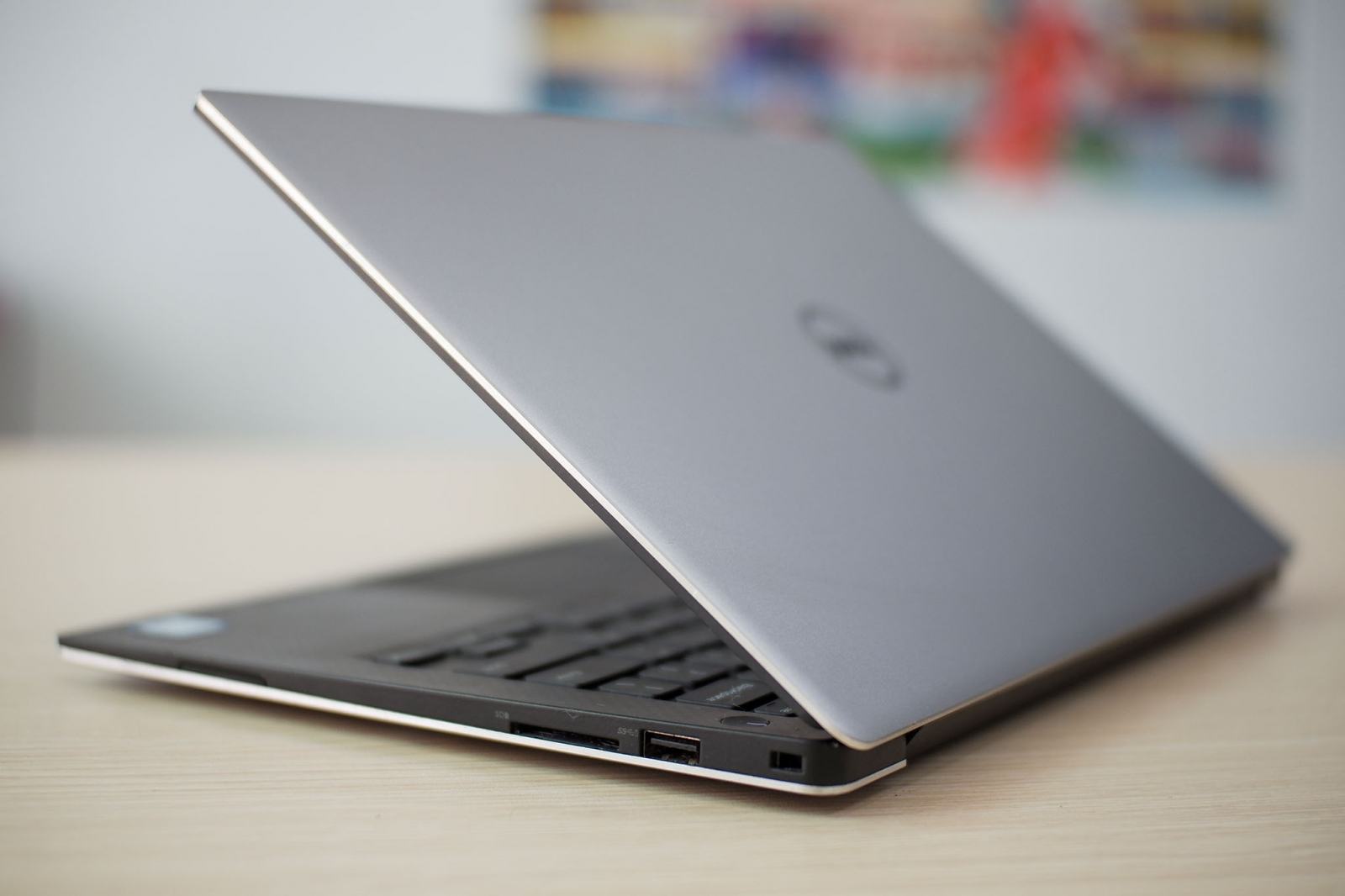 Hình ảnh laptop dell xps 13 9360 với thiết kế nhỏ gọn, mỏng nhẹ và sang trọng